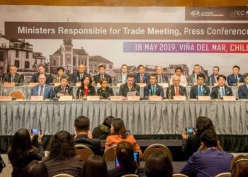 AME4098. VIÑA DEL MAR (CHILE), 18/05/2019.- Fotografía cedida por el Foro de Cooperación de Asia Pacífico (APEC), que muestra al ministro de Relaciones Exteriores de Chile, Roberto Ampuero (c), mientras preside la rueda de prensa tras la segunda sesión de las reuniones de ministros de Comercio de las 21 economías pertenecientes a la APEC, este sábado, en Viña del Mar (Chile). EFE/ APEC SOLO USO EDITORIAL/NO VENTAS