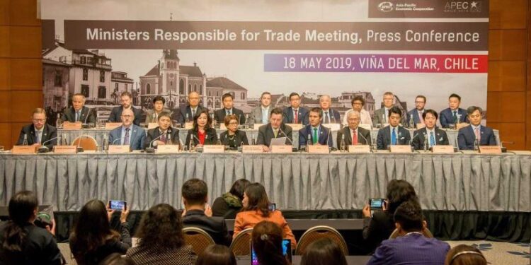 AME4098. VIÑA DEL MAR (CHILE), 18/05/2019.- Fotografía cedida por el Foro de Cooperación de Asia Pacífico (APEC), que muestra al ministro de Relaciones Exteriores de Chile, Roberto Ampuero (c), mientras preside la rueda de prensa tras la segunda sesión de las reuniones de ministros de Comercio de las 21 economías pertenecientes a la APEC, este sábado, en Viña del Mar (Chile). EFE/ APEC SOLO USO EDITORIAL/NO VENTAS