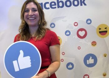 MIA03. MAIMI, FLORIDA (ESTADOS UNIDOS), 12/06/2017.- La coordinadora de estrategias comerciales para Facebook América Latina, Francesca de Quesada, sonríe en el estand de Facebook en el foro tecnológico eMerge Americas hoy, lunes 12 de junio 2017, en el Centro de Convenciones de Miami Beach, Florida (EE.UU.). El foro tecnológico eMerge Americas, punto de unión entre emprendedores e inversionistas, inició hoy su cuarta edición con una ponencia en la que el cofundador de Apple Steve Wozniak ha defendido que las máquinas no son más que herramientas para "maximizar a los humanos". EFE/Giorgio Viera