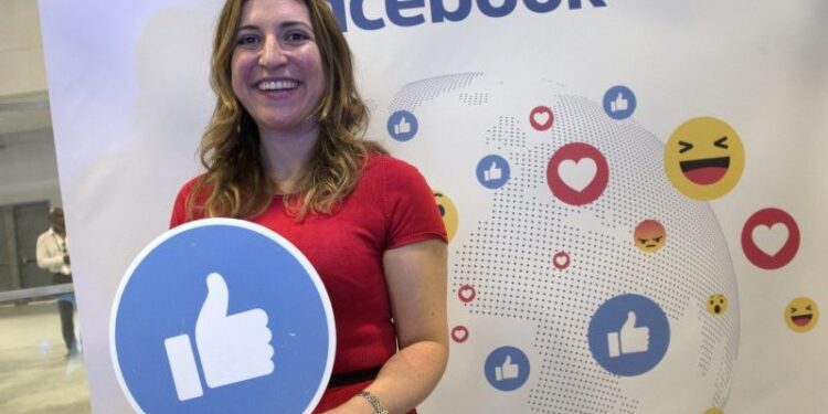 MIA03. MAIMI, FLORIDA (ESTADOS UNIDOS), 12/06/2017.- La coordinadora de estrategias comerciales para Facebook América Latina, Francesca de Quesada, sonríe en el estand de Facebook en el foro tecnológico eMerge Americas hoy, lunes 12 de junio 2017, en el Centro de Convenciones de Miami Beach, Florida (EE.UU.). El foro tecnológico eMerge Americas, punto de unión entre emprendedores e inversionistas, inició hoy su cuarta edición con una ponencia en la que el cofundador de Apple Steve Wozniak ha defendido que las máquinas no son más que herramientas para "maximizar a los humanos". EFE/Giorgio Viera