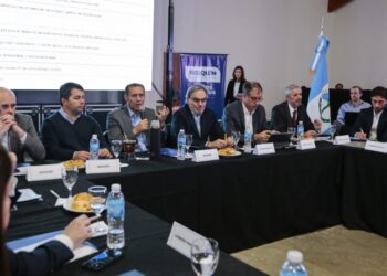 La actividad reúne a funcionarios del gobierno nacional, autoridades de la provincia y otras jurisdicciones invitadas, además de referentes de empresas petroleras y de servicios, y de gremios en un espacio de debate y análisis sobre el desarrollo de la formación geológica neuquina.
