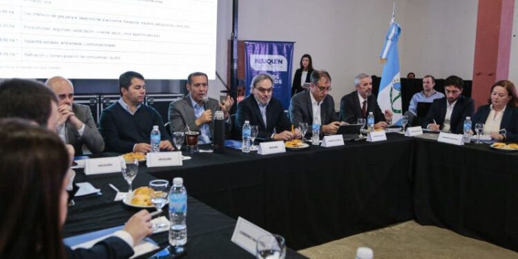 La actividad reúne a funcionarios del gobierno nacional, autoridades de la provincia y otras jurisdicciones invitadas, además de referentes de empresas petroleras y de servicios, y de gremios en un espacio de debate y análisis sobre el desarrollo de la formación geológica neuquina.