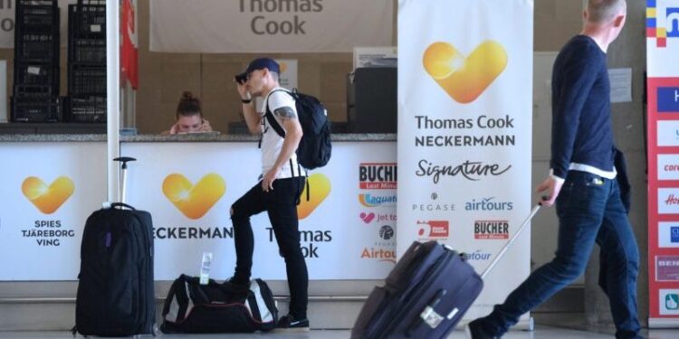 epa07863828 A passenger waits at Thomas Cook's desk at the airport in Puerto del Rosario, Fuerteventura island, 23 September 2019. More than 600,000 vacation reservations were canceled on 23 September, after Thomas Cook ceased to operate. According to media reports, the company's collapse will see Britain's largest peace time repatriation take place to get stranded customers home. EPA/Carlos de Saa
Dostawca: PAP/EPA.
