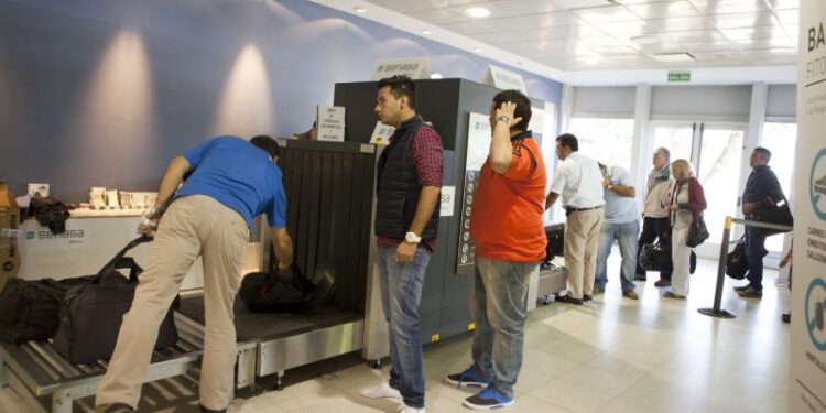 Neuquén, Aeropuerto internacional, puesto de barrera fitozaoosanitaria . Llegada de pasajeros pasando sus equipajes por el scanner.
NEUQUE; AEROPUERTO; PUESTO; FITOZAOOSANITARIA; SCANNER; PASAJEROS