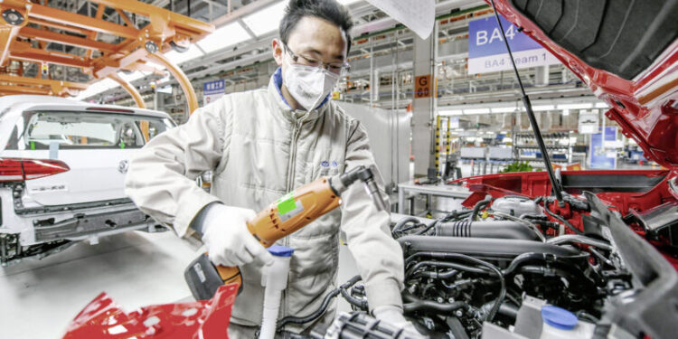 Working under increased safety precautions – here at the Foshan plant. Production has restarted at 22 of 24 Volkswagen locations in China.