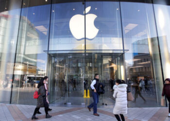 FILE PHOTO: People walk outside an Apple store in Beijing, China December 12, 2018. REUTERS/Jason Lee - RC11E26DCD30/File Photo