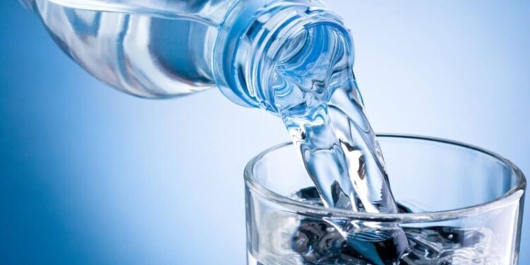 Agua con envases reutilizables en Argentina