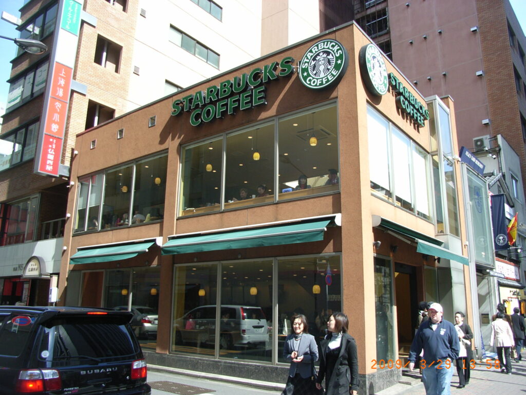 Primer Starbucks abierto fuera de los Estados Unidos en Tokyo Japon