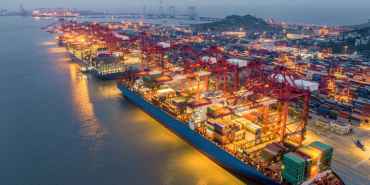 Las demoras en el puerto de Shanghái ponen en jaque el comercio internacional