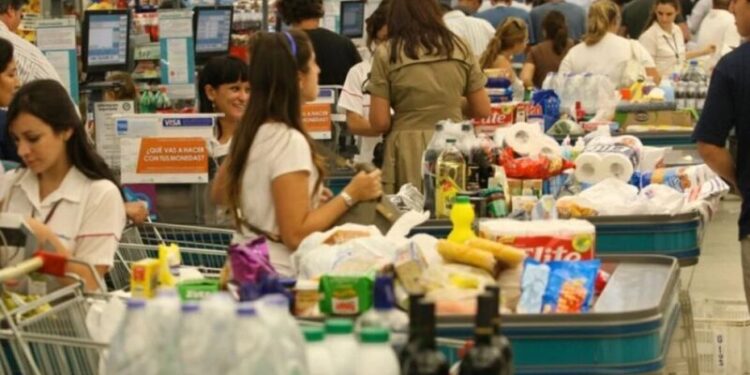 Las ventas de comercios minoristas subieron 6% anual en abril y 0,3% frente a marzo