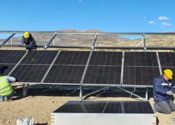 Empezó la colocación de paneles solares en El Alamito