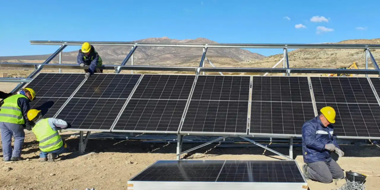 Empezó la colocación de paneles solares en El Alamito