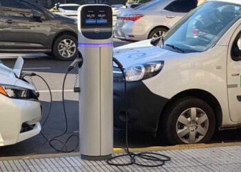Una automotriz instalará 50 cargadores eléctricos en Argentina