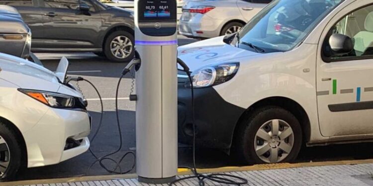 Una automotriz instalará 50 cargadores eléctricos en Argentina