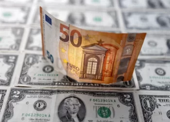 El euro cae a su cotización más baja en dos décadas, casi a la par con el dólar