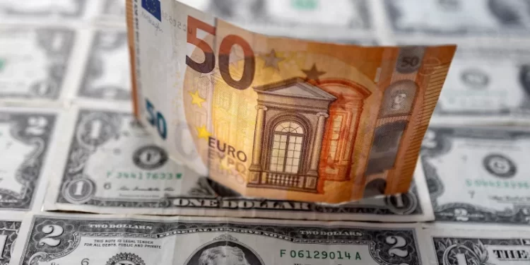 El euro cae a su cotización más baja en dos décadas, casi a la par con el dólar