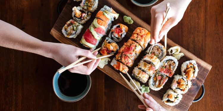 Restaurantes de sushi cambian salmón por trucha