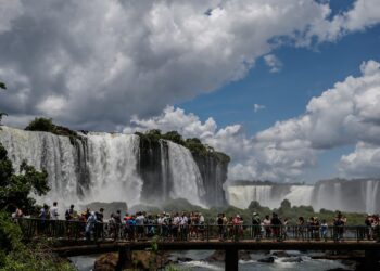 Las cataratas del Iguazú reabren para los turistas locales en Argentina