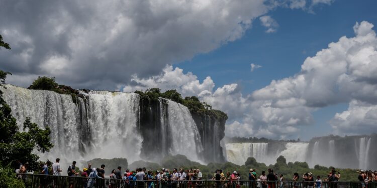 Las cataratas del Iguazú reabren para los turistas locales en Argentina