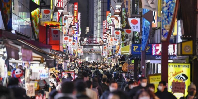 Japón dispone un aumento récord del salario mínimo por la inflación
