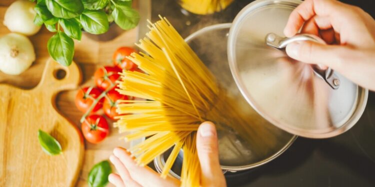 Crisis en Italia: sugieren cocinar las pastas con el fuego apagado para ahorrar energía