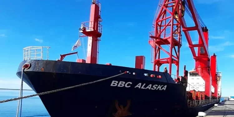 Llegó Alaska, el primer barco con arena para Vaca Muerta