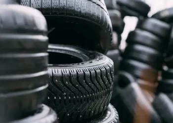 Massa adelantó que abrirá la importación de neumáticos si continúa el paro