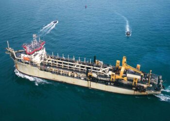 Trabaja en el puerto bahiense una gigantesca draga europea