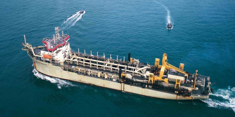 Trabaja en el puerto bahiense una gigantesca draga europea