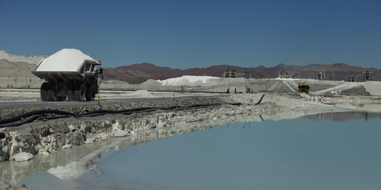 EE.UU. invierte 2.800 millones en minerales clave para energías renovables