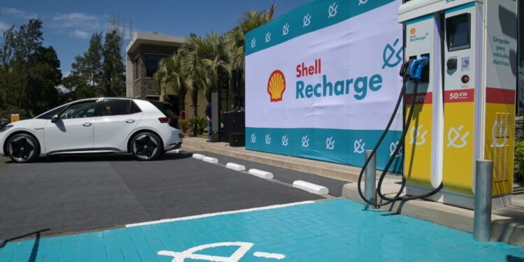 Shell inauguró su primer cargador para vehículos eléctricos en el país