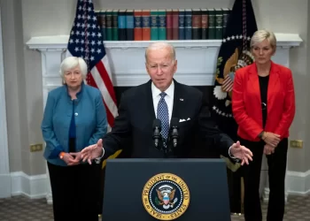 Biden amenaza con nuevos impuestos a las petroleras