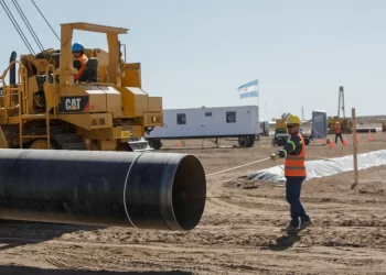 El gobernador pampeano recorrió la obra del gasoducto