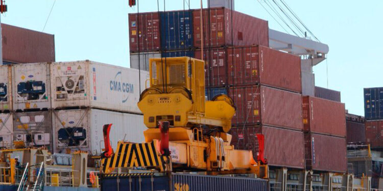 El intercambio comercial de octubre registró un superávit de US$ 1.827 millones