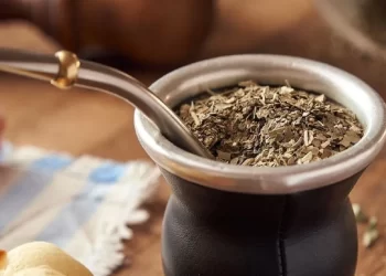 Mate, infusión argentina, cebado y listo para tomar