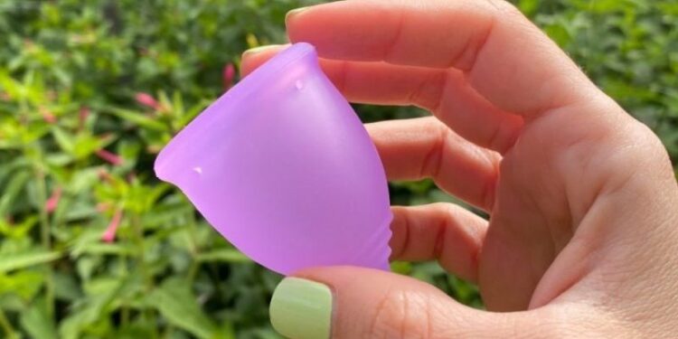 Historia de la copa menstrual, mercado y marcasa