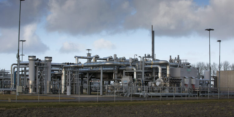 FILE PHOTO: A view of a gas production plant is seen in 't Zand in Groningen February 24, 2015. REUTERS/Michael Kooren/File Photo