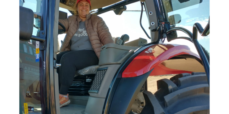 Mirtha Castañera, mujer rural productora de La Pampa sobre un tractor.