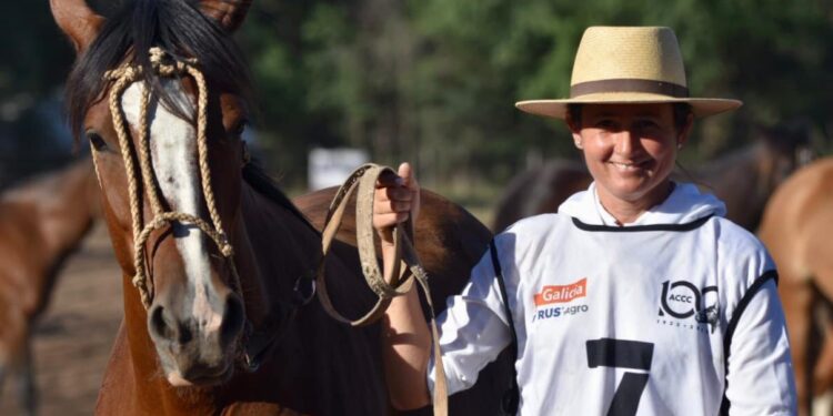 Soledad Meira, del establecimiento Don Edgardo, con un caballo criollo