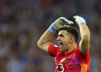 Argentina's goalkeeper #23 Emiliano Martinez celebrates after Ecuador's forward #13 Enner Valencia (out of frame) missed a goal from the penalty spot during the Conmebol 2024 Copa America tournament quarter-final football match between Argentina and Ecuador at NRG Stadium in Houston, Texas, on July 4, 2024. (Photo by CHARLY TRIBALLEAU / AFP)