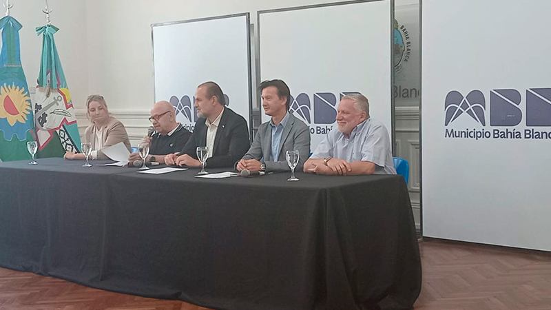 De izquierda a derecha, Antonela Viola, representante de Pampa Energía, Jorge Bonacorsi, presidente de la Corporación de Comercio, Industria y Servicios, Federico Susbielles, intendente de Bahía Blanca, Santiago Mandolesi Burgos, presidente del Puerto de Bahía Blanca y Jorge Hernández, representante de Puma Energy.