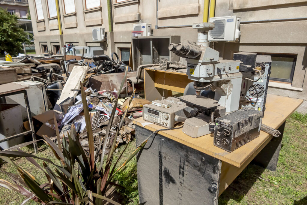 Equipamiento y herramientas de investigación de la Universidad Nacional del Sur destruidos por la inundación que afectó a Bahía Blanca.