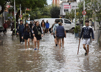 NOTICIAS ARGENTINAS BAIRES, 
MARZO 07: Diez personas murieron 
como consecuencia del intenso 
temporal que azotÃ³ a la ciudad 
de BahÃ­a Blanca, al tiempo que 
otras 1.321 fueron evacuadas, 
segÃºn confirmaron esta noche las 
autoridades. FOTO: UNAR 
AGENCY/NA.