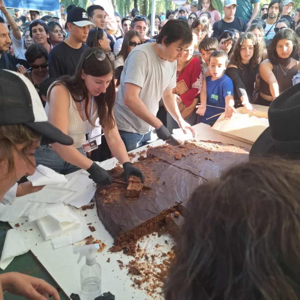 Alfajor gigante de la Fiesta del Alfajor Regional de San Antonio de Areco.