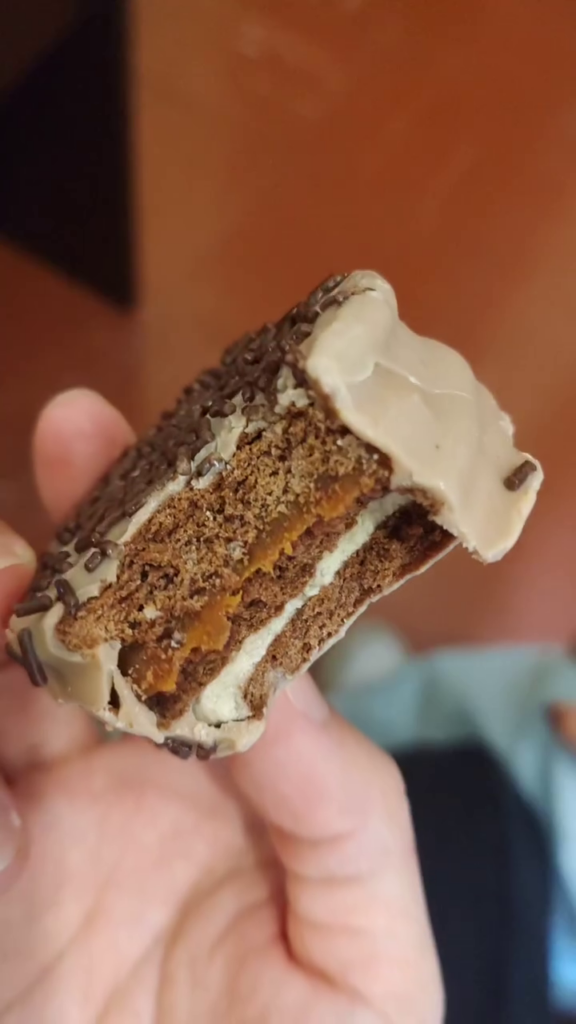 Alfajor de chocotorta por dentro
