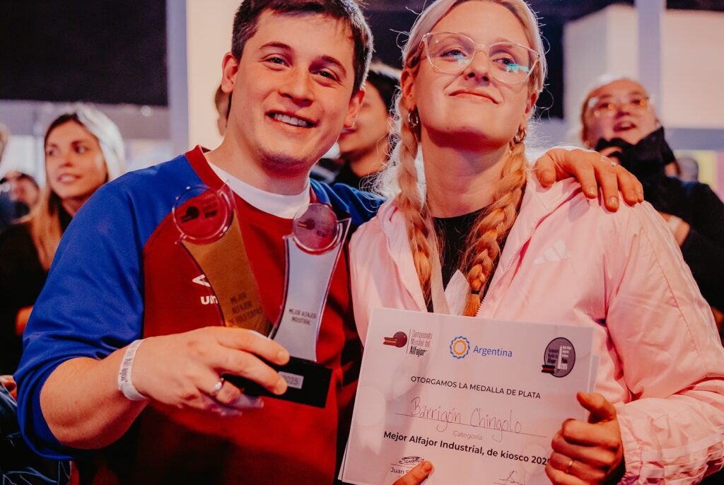 Alexia Mazza y Matías Bello, fundadores de Barrigón, reciben la Medalla de Oro por el alfajor Barrigón Triplazo, triple de dulce de leche y frutilla, en el Campeonato Mundial del Alfajor 2025.