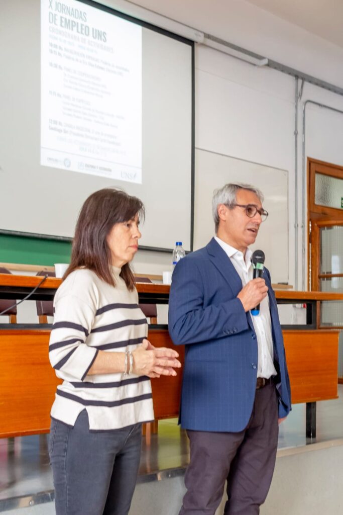  Daniel Vega, rector de la Universidad, y Laura Iriarte, secretaria general de cultura y extensión
