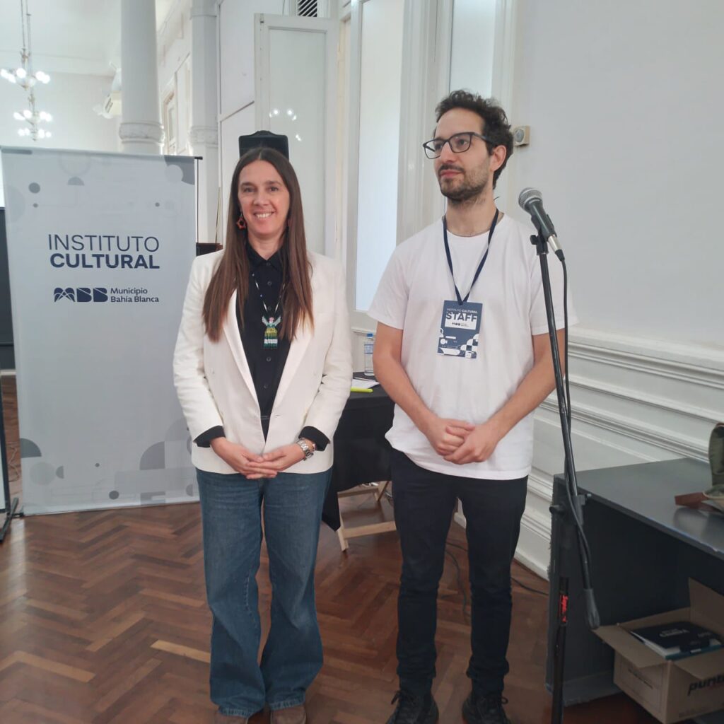 El evento cultural inició con una presentación a cargo de Josefina Recio, coordinadora de Industrias Culturales del Municipio de Bahía Blanca, y Manuel Angelini, miembro del equipo del mismo sector.