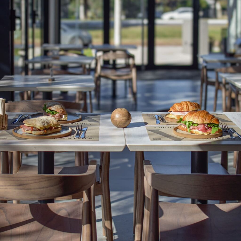 Con una calificación de 4.6 estrellas en Google y más de 2.700 reseñas, quienes visitan Vittorio resaltan su cafetería por la calidad del café, los postres caseros y los waffles hechos al momento, además del ambiente agradable y siempre impecable.