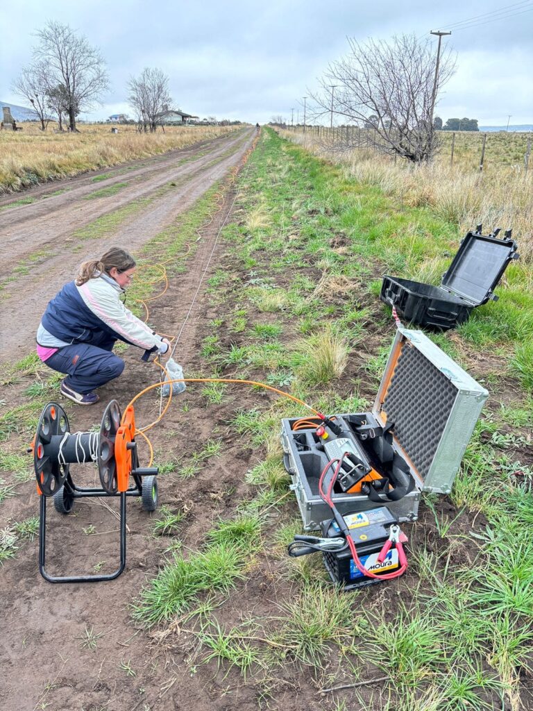 Haciendo una tomografía para buscar a qué profundidad hay agua subterránea y que litología hay en el subsuelo en San Andrés